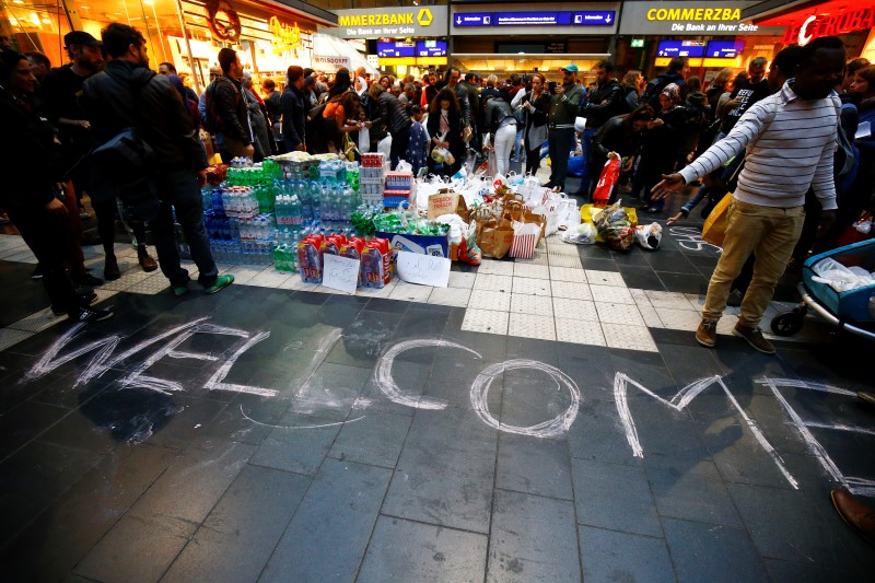 © Reuters. People wait for migrants expected to arrive at the railway station in Frankfurt