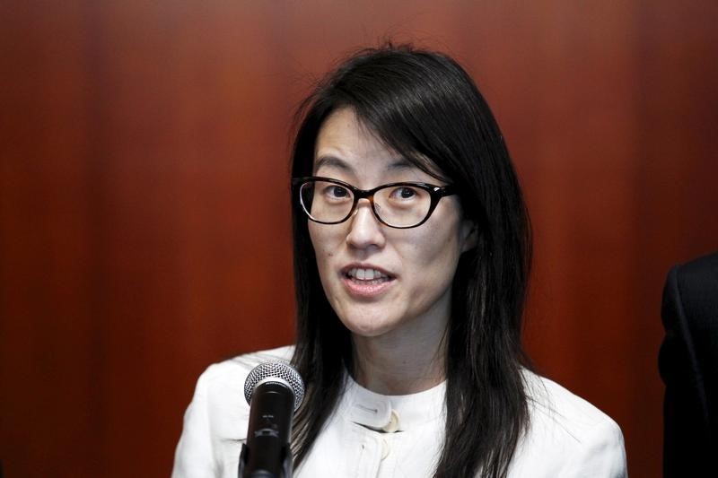 © Reuters. Ellen Pao speaks to the media after losing her high profile gender discrimination lawsuit against venture capital firm Kleiner, Perkins, Caufield and Byers in San Francisco