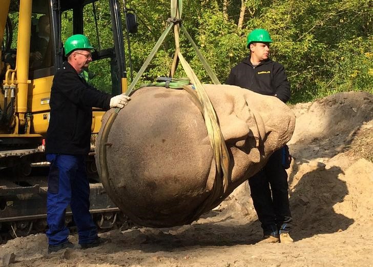 © Reuters. Cabeça de estátua gigante de Lênin é desencavada em Berlim