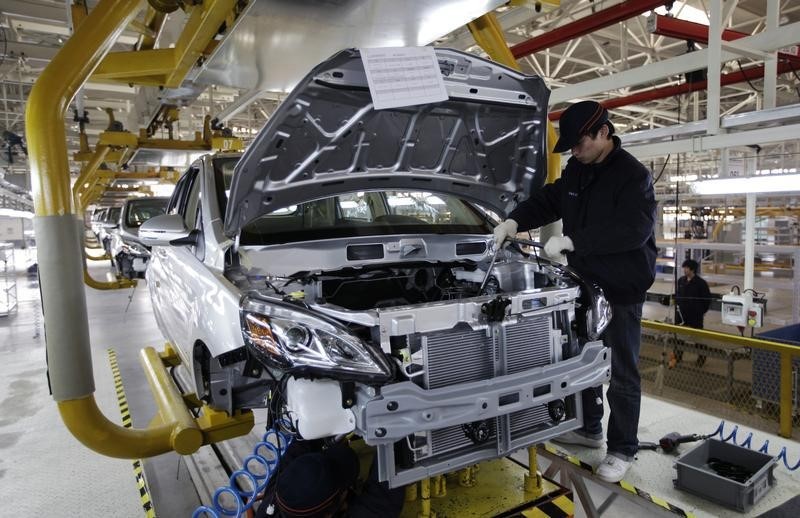 © Reuters. An employee works on the Beiqi E150EV car assembly line of Beijing Electric Vehicle Company