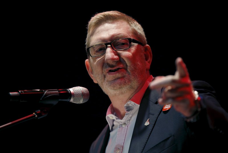 © Reuters. British trade union leader Len McCluskey gestures as he speaks at a rally in support of Labour Party leadership candidate Jeremy Corbyn in London, Britain