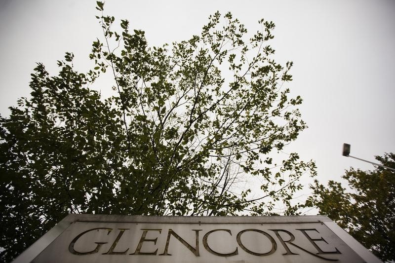 © Reuters. Logo of Glencore is seen in front of the company's headquarters in the Swiss town of Baar