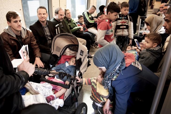 © Reuters. Imigrantes em trem rumo à Suécia após deixar Copenhague 