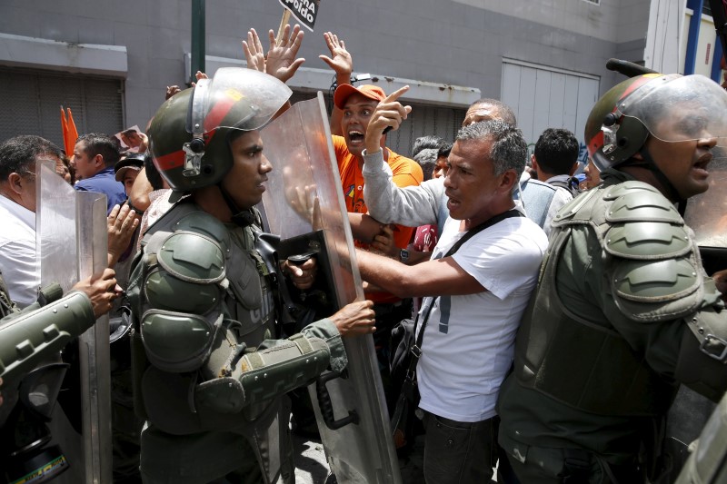 © Reuters. Manifestação em frente ao Palácio de Justiça em Caracas