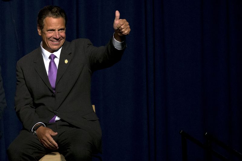 © Reuters. New York Governor Andrew Cuomo gives a thumbs on the stage at an event to discuss the minimum wage at the Javitz Convention Center in New York