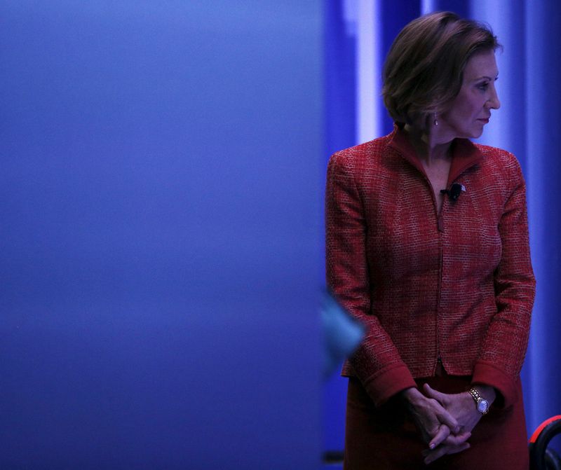 © Reuters. U.S. Republican presidential candidate Carly Fiorina waits backstage while being introduced at the Education Summit in Londonderry