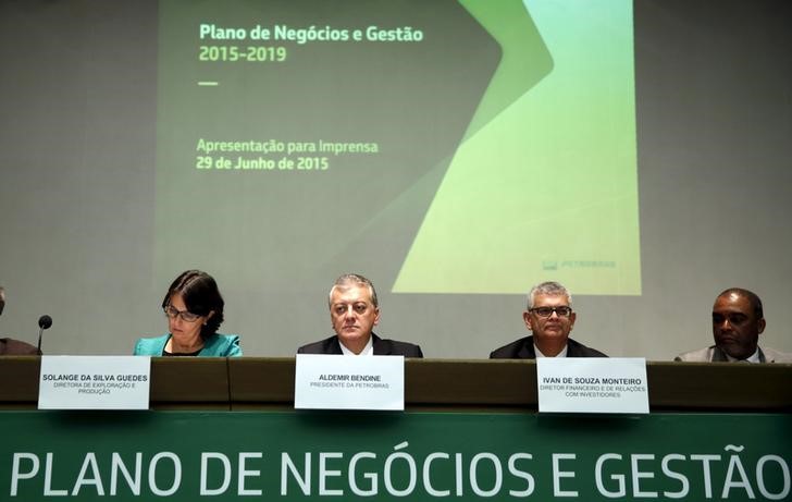 © Reuters. Presidente da Petrobras, Aldemir Bendine (segundo à esquerda), e outros membros da direitoria durante anúncio do Plano de Negócios e Gestão, em junho