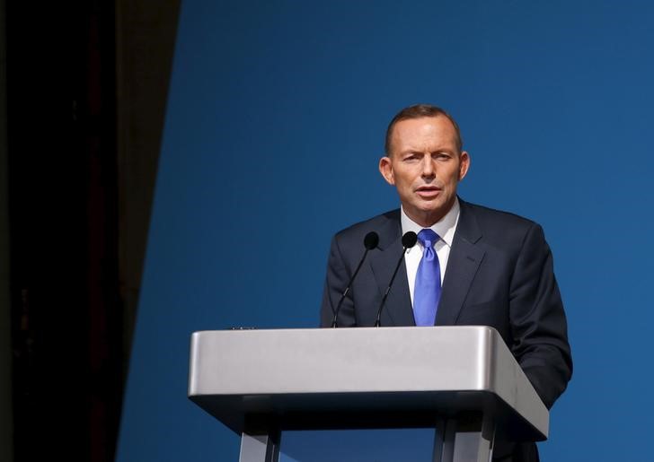 © Reuters. Australia's Prime Minister Tony Abbott delivers a lecture on "Our Common Challenges: Strengthening Security in the Region" in Singapore