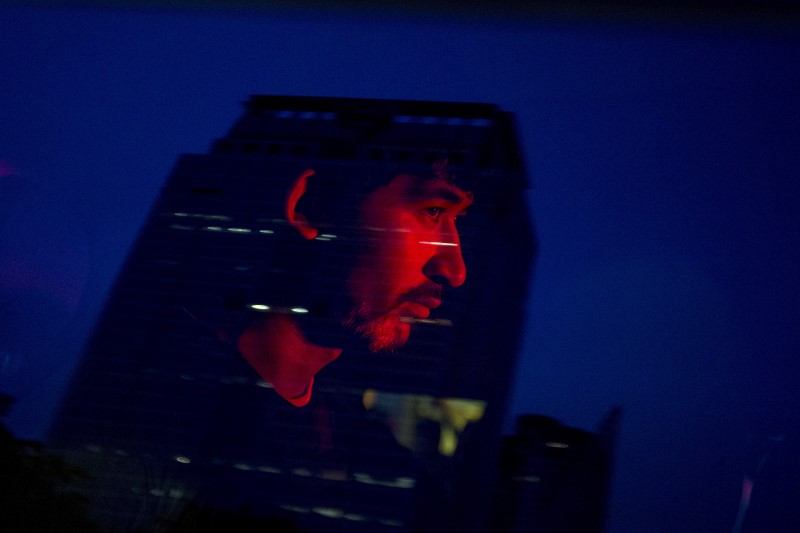 © Reuters. A suspect of the August 17 Bangkok blast who was arrested last week near the border with Cambodia waits in a police car before a crime re-enactment near the bomb site at Erawan Shrine in Bangkok