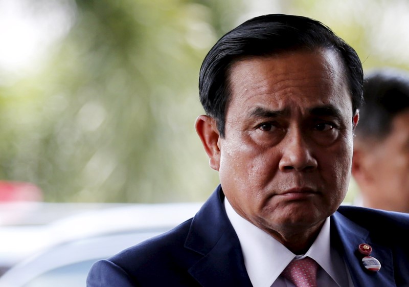 © Reuters. Thailand's Prime Minister Prayuth Chan-ocha arrives at a meeting with his economic cabinet at the Army club in Bangkok