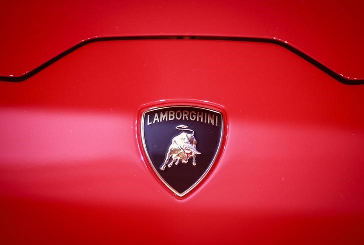 © Reuters. The Lamborghini logo is seen on Huracan LP 610-4 during its launch ceremony in Mumbai