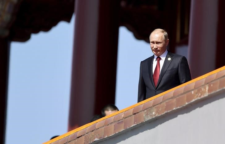 © Reuters. woRussia's President Putin is seen on the Tiananmen Gate, at the beginning of the military parade marking the 70th anniversary of the end of World War Two, in Beijing