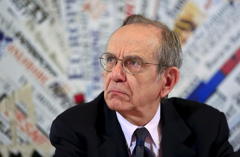 © Reuters. Il ministro dell'Economia Pier Carlo Padoan 