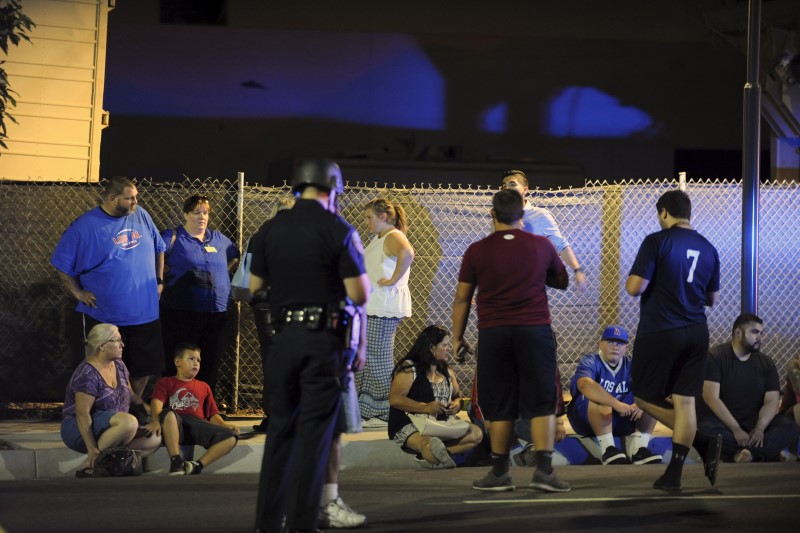 © Reuters. Reféns resgatados pela polícia em Downey, nos Estados Unidos