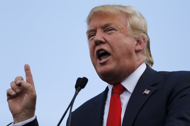 © Reuters. U.S. Republican presidential candidate  Trump addresses a Tea Party rally against the Iran nuclear deal at the U.S. Capitol in Washington