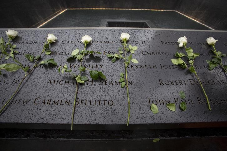 © Reuters. Rosas no Memorial do 11 de Setembro em Nova York