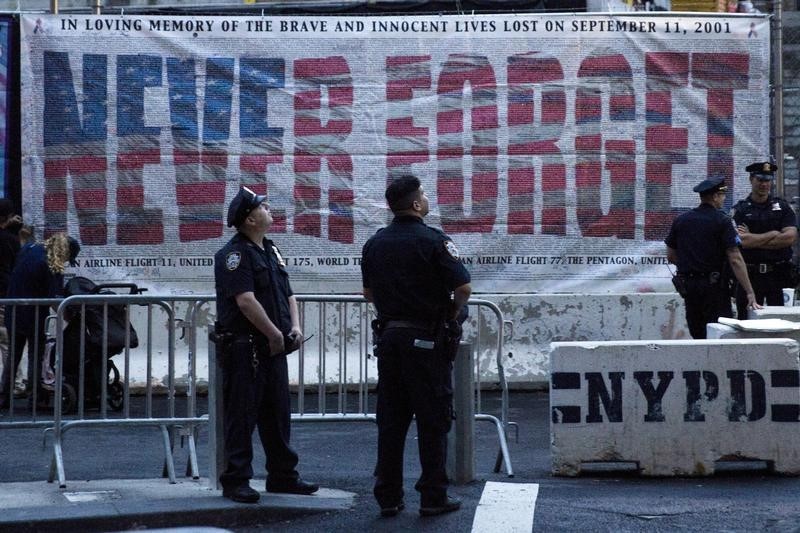 © Reuters. أقارب ضحايا 11 سبتمبر يحيون ذكرى مرور 14 عاما على الهجمات