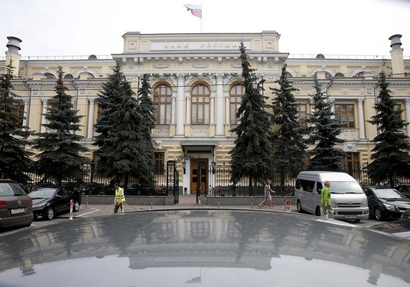 © Reuters. المركزي الروسي يبقي سعر الفائدة دون تغيير وسط مخاوف من التضخم