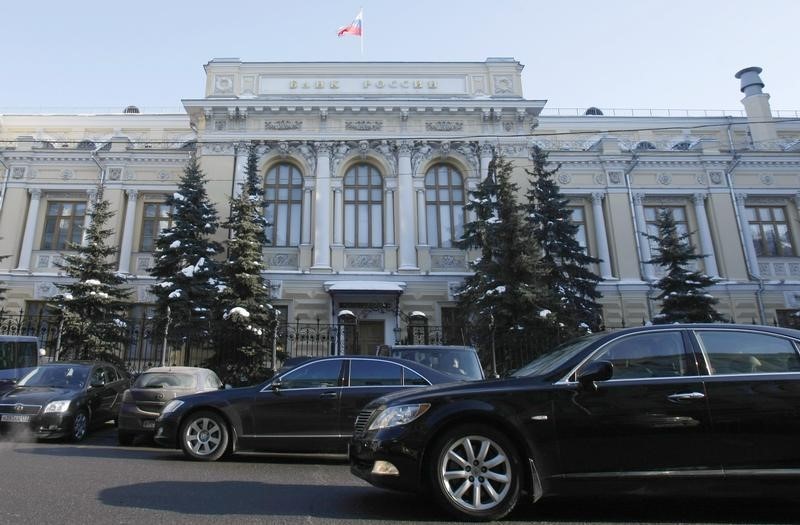 © Reuters. Автомобили у здания Банка России в Москве 