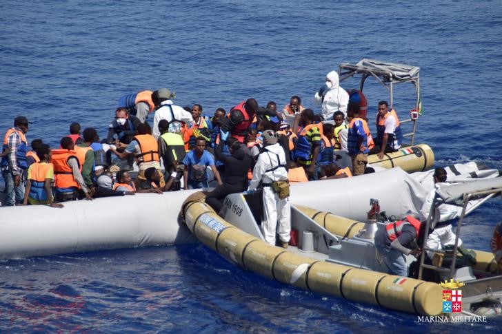 © Reuters. Imigrantes são resgatados pela Marinha italiana no Mediterrâneo