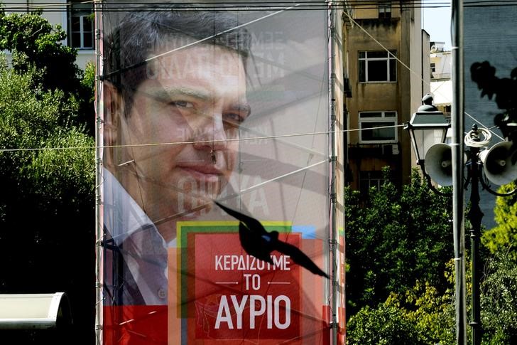 © Reuters. Cartaz com foto do ex-premiê grego Tsipras em Atenas