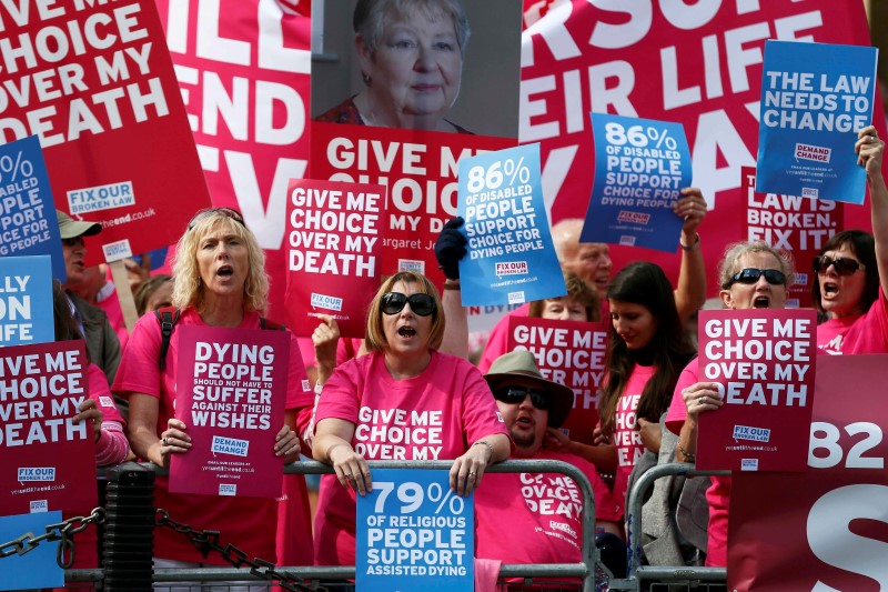 © Reuters. Pro "assisted dying" campaigners protest outside the Houses of Parliament in central London