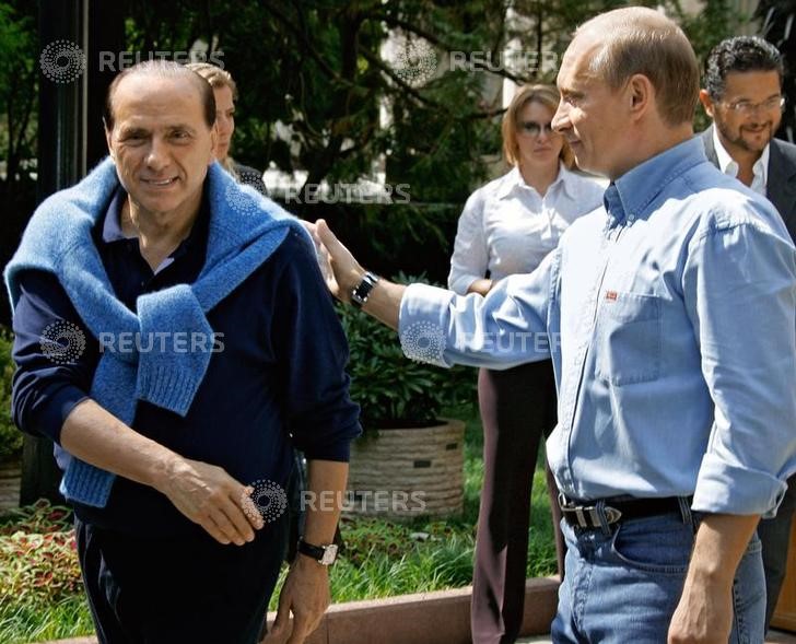 © Reuters. Il presidente russo Vladimir Putin insieme con Silvio Berlusconi a Sochi nel 2005.