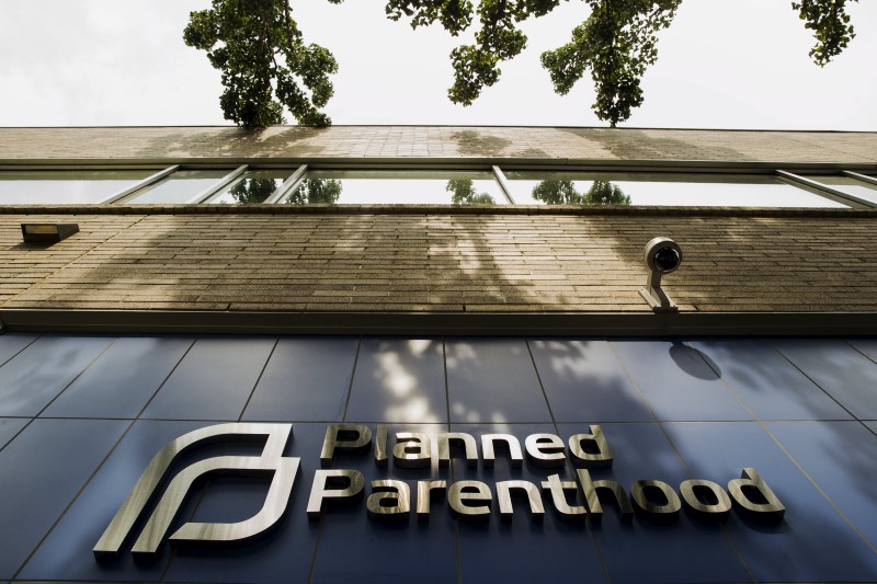 © Reuters. A sign is pictured at the entrance to a Planned Parenthood building in New York 