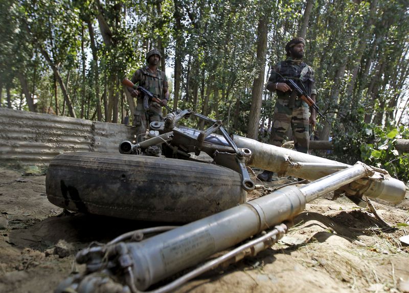 © Reuters. قادة عسكريون في الهند وباكستان يتفقون على خفض حدة التوتر في كشمير