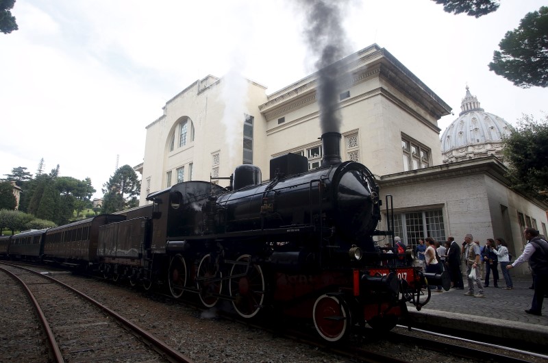 © Reuters. Locomotiva parte da estação de trem do Vaticano nesta sexta-feira