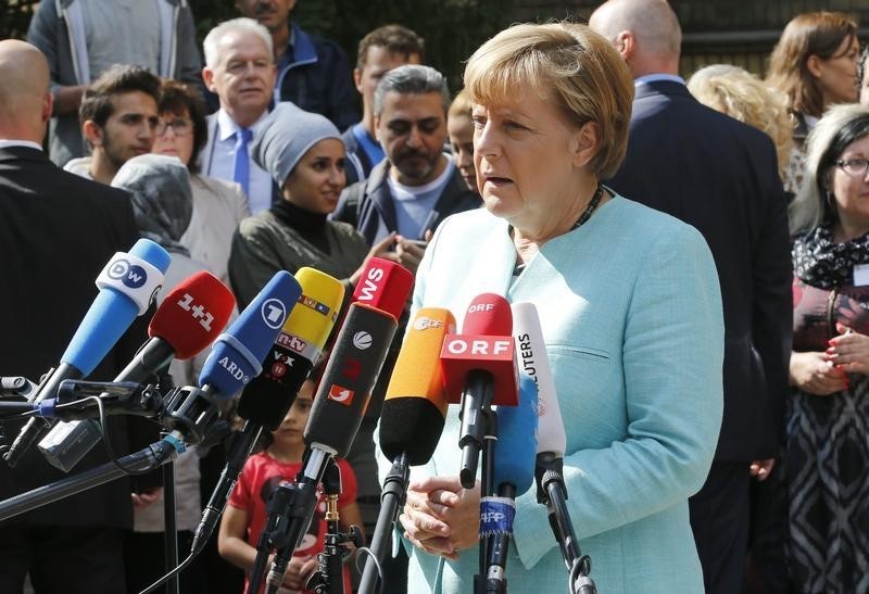 © Reuters. المجاهرون بانتقاد ميركل في ازدياد مع استمرار تدفق اللاجئين لألمانيا