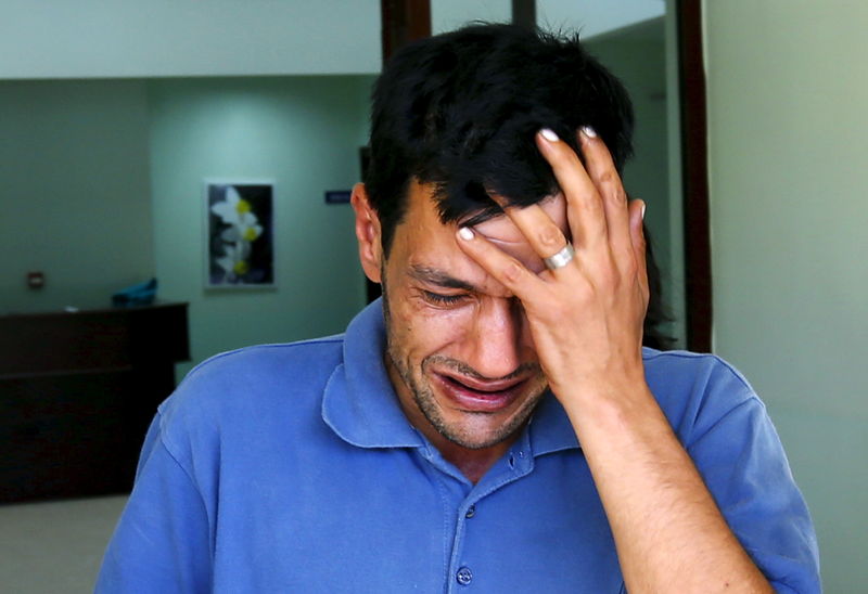 © Reuters. Abdullah Kurdi, father of three-year old Aylan Kurdi, cries as he leaves a morgue in Mugla