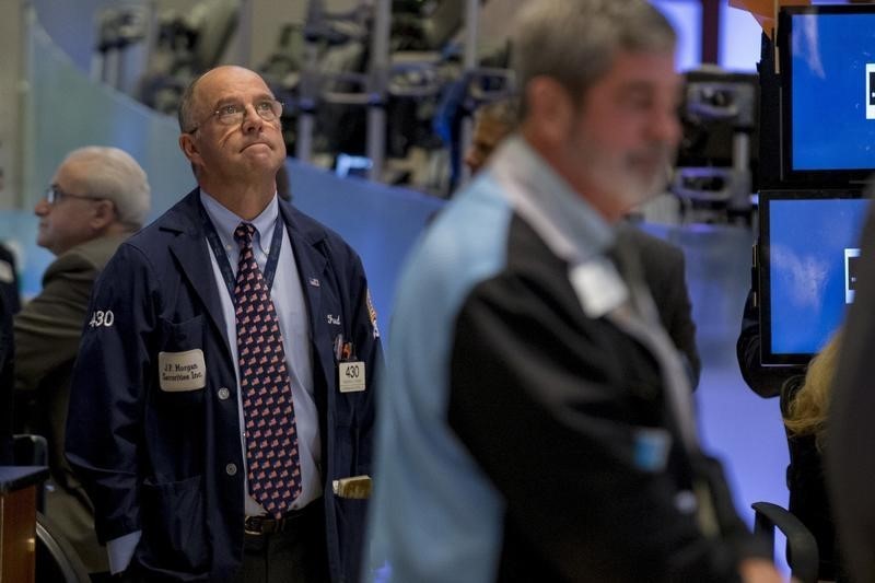 © Reuters. Traders work on the floor of the New York Stock Exchange 