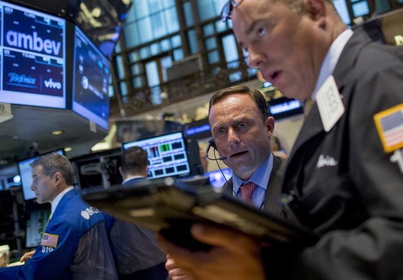 © Reuters. Operadores na Bolsa de Valores de Nova York.