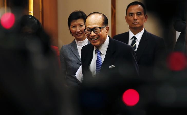 © Reuters. Hutchison Whampoa Ltd and Cheung Kong Holdings Chairman Li Ka-shing leaves a news conference on the companies' annual results in Hong Kong
