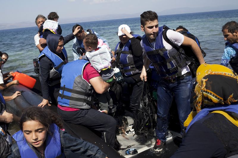 © Reuters. المهاجرون يتدفقون على أراضي اليونان مع سرعة إنهاء الإجراءات بجزيرة ليسبوس