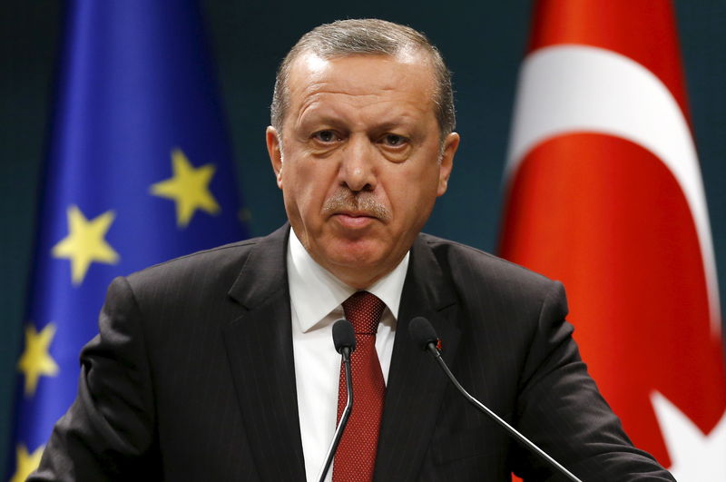 © Reuters. Turkey's President Tayyip Erdogan speaks during a news conference in Ankara