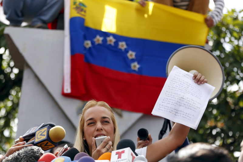 © Reuters. Lilian Tintori, esposa do líder opositor preso Leopoldo López, concede entrevista