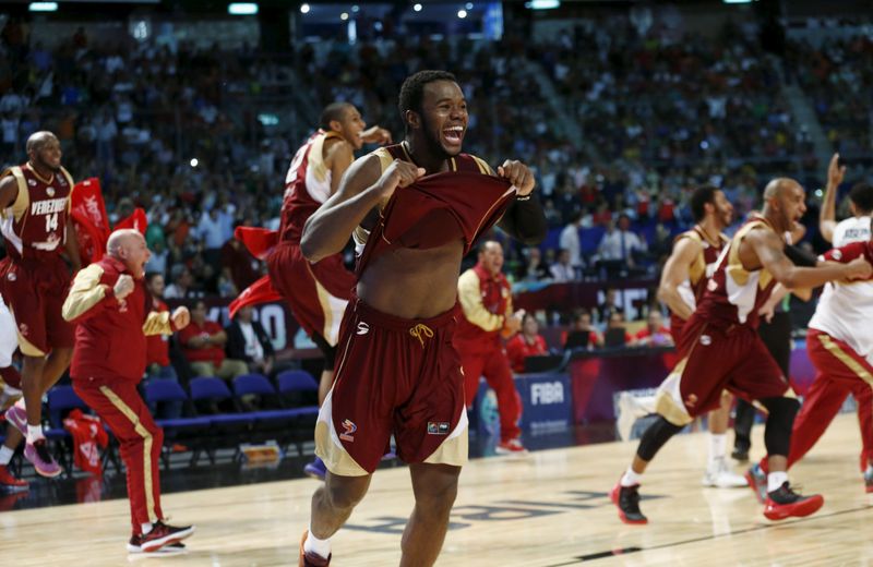 © Reuters. كندا تهدر فرصة ضمان التأهل لمنافسات السلة بأولمبياد ريو