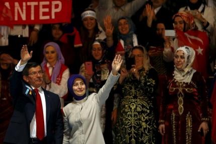 © Reuters. Turkish Prime Minister Ahmet Davutoglu and his wife Sare greet their supporters as they arrive to the 5th AK Party Congress in Ankar