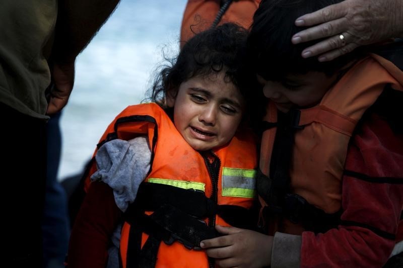 © Reuters. خفر السواحل اليوناني: فقد أربعة أطفال بعد غرق قارب يقل مهاجرين