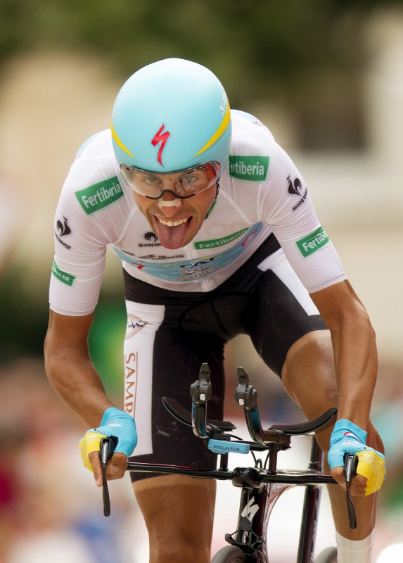 © Reuters. Aru acaricia la victoria en la Vuelta tras superar a Dumoulin
