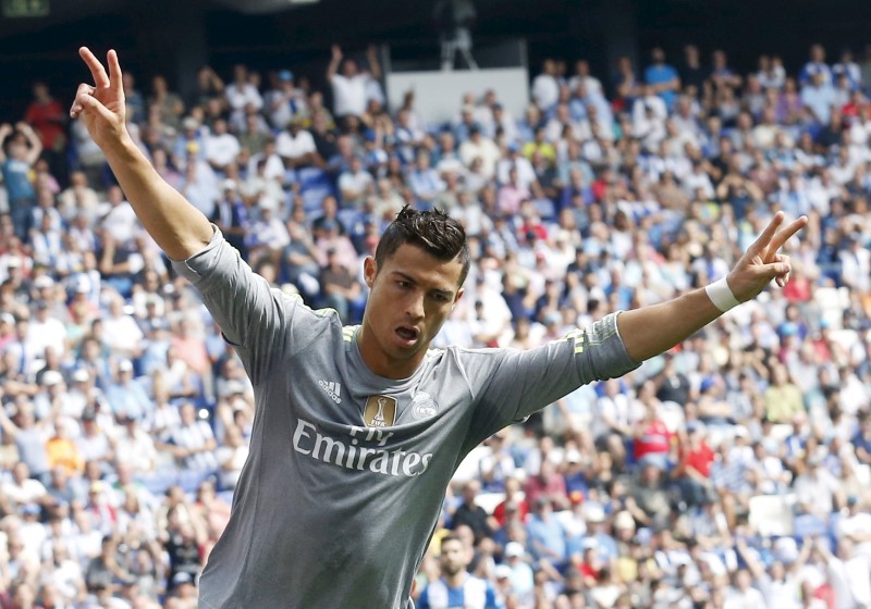 © Reuters. Real Madrid's Ronaldo celebrates a goal against Espanyol during their Spanish first division soccer match in Cornella de Llobregat, near Barcelona, Spain