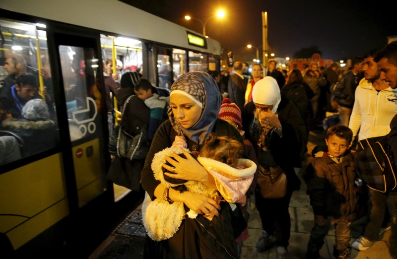 © Reuters. En la imagen de archivo, inmigrantes entran a autobuses para ser transportados a un campamento de refugiados tras llegar en tren desde Austria