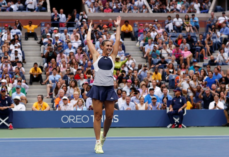© Reuters. La tenista italiana Flavia Pennetta celebra tras derrotar a su compatriota Roberta Vinci en la final femenina del Abierto de Estados Unidos en Nueva York