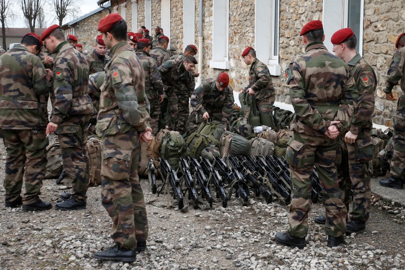 © Reuters. LES FRANÇAIS FAVORABLES À UNE INTERVENTION MILITAIRE TERRESTRE CONTRE L'EI EN SYRIE