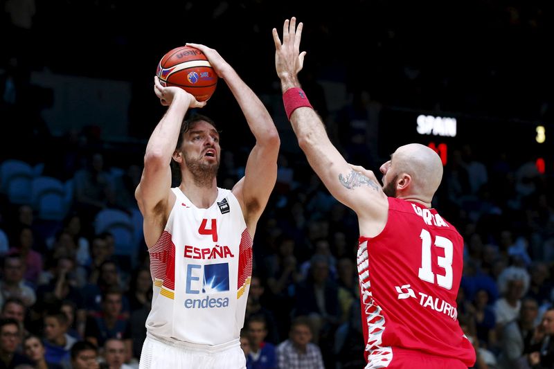 © Reuters. Spain's Gasol goes for the basket against Poland's Gortat during their 2015 EuroBasket 2015 round of 16 match at the Pierre Mauroy stadium in Villeneuve d'Ascq