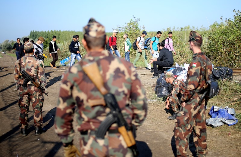 © Reuters. Miles de inmigrantes más se dirigen hacia Austria 