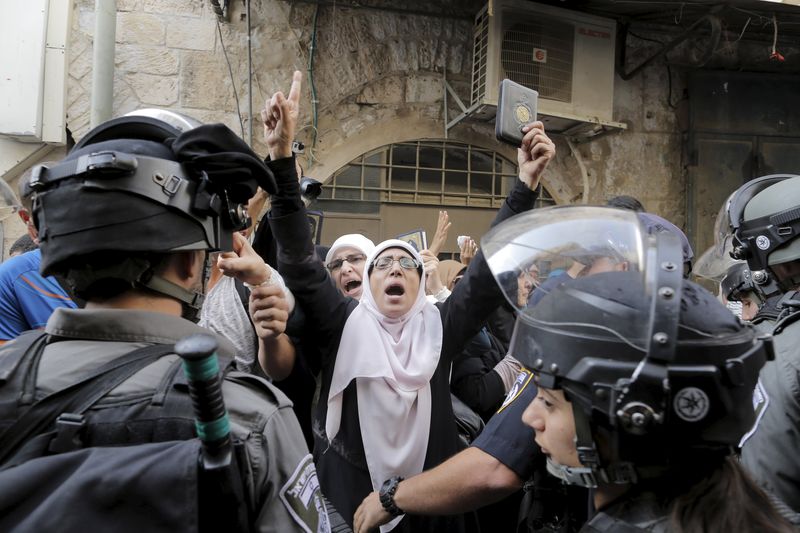 © Reuters. Israeli policemen prevent Palestinian women from entering the compound which houses al-Aqsa mosque, known by Muslims as the Noble Sanctuary and by Jews as the Temple Mount, in Jerusalem's Old City 