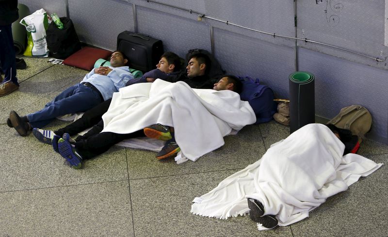 © Reuters. Migrants sleep in hall of the main railway station in Munich